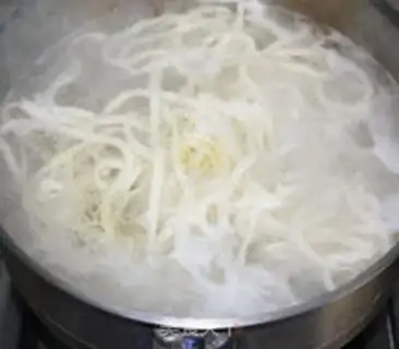 Make Tomato beef noodles step 8