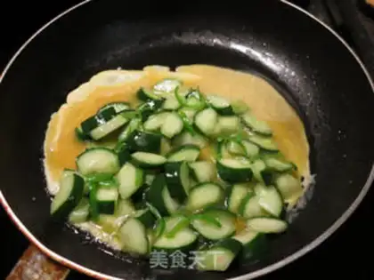 Make cucumber fried eggs step 2
