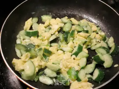 Make cucumber fried eggs step 3