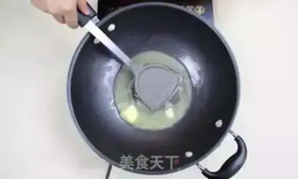 Make Ten seconds to learn how to make a cow candy step 0