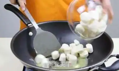 Make Ten seconds to learn how to make a cow candy step 1