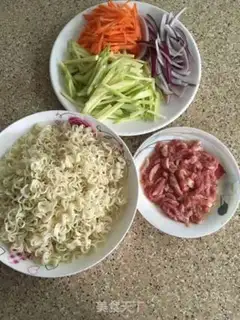 Make Onion noodles step 0
