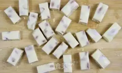 Make Ten seconds to learn how to make a cow candy step 7