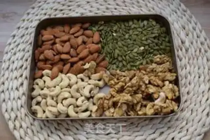 Make Every day, nuts and oatmeal step 1
