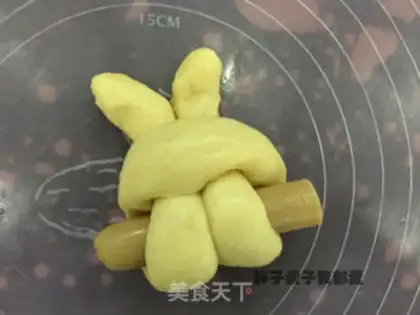 Make Hand-eating rabbit bread step 12