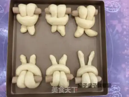 Make Hand-eating rabbit bread step 13