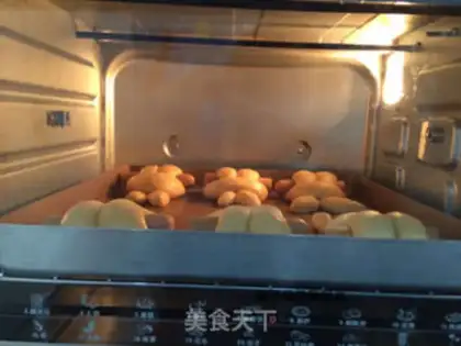 Make Hand-eating rabbit bread step 14
