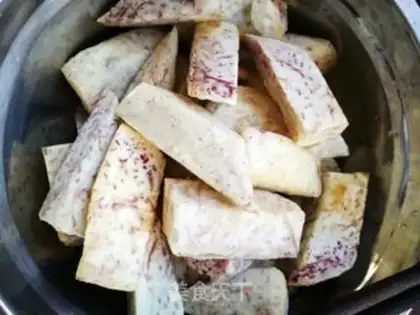 Make Cracker-coated taro step 1