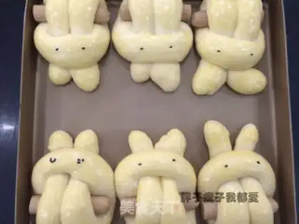 Make Hand-eating rabbit bread step 17