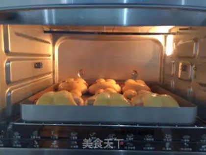 Make Hand-eating rabbit bread step 18