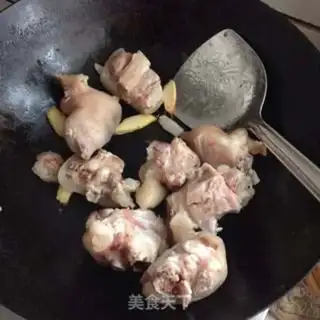 Make Clean up the pig hoof soy soup step 1