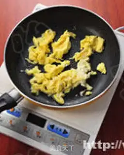 Make Tomato fried eggs step 1