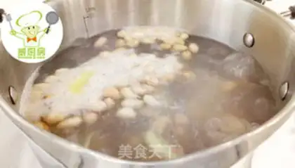 Make Peanut Lotus Pork Bones soup step 1