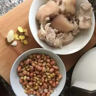 Make Soybean peanut pig