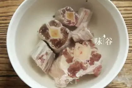 Make Tomato cowtail soup step 1