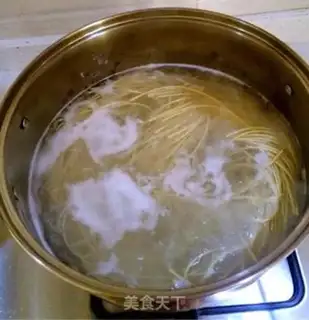 Make Hot dry noodles step 1