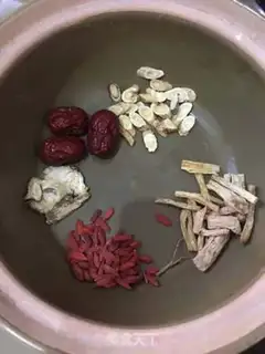 Make The chicken feet of the herbal medicine step 1