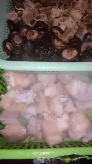 Make The mushrooms dry pig hands step 1