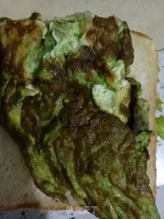 Make Spinach omelet sandwich step 4