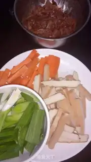 Make Carrot-cracked fried meat step 1