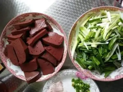Make Garlic and pig blood step 1