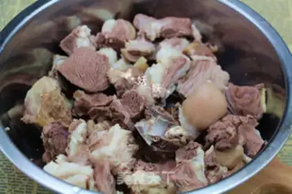 Make Roach and lamb soup step 1