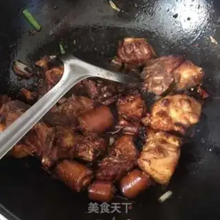 Make Burn the tail of a pig step 0