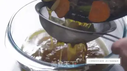 Make Onion sauce, ink fish noodles step 1