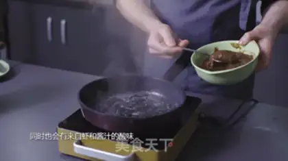 Make Onion sauce, ink fish noodles step 4