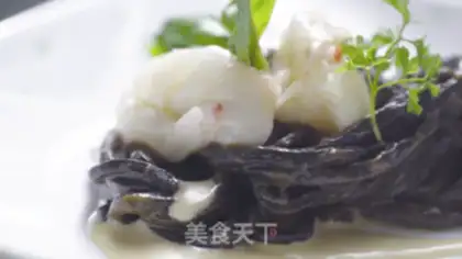 Make Onion sauce, ink fish noodles step 5