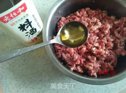 Make Black pepper beef onion pie step 1
