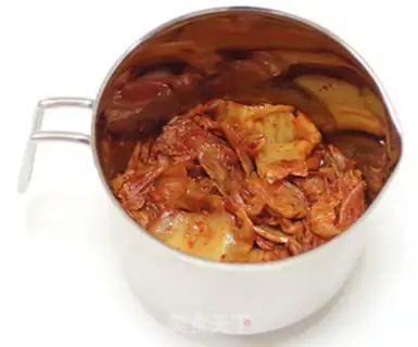 Make Korean tuna pickles soup step 1