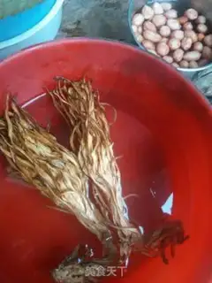 Make Fire Dragon peanut pig hoof soup step 1