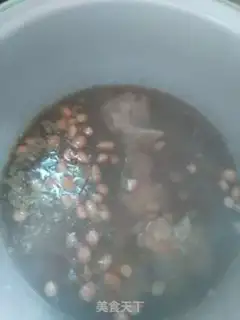 Make Fire Dragon peanut pig hoof soup step 2