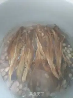 Make Fire Dragon peanut pig hoof soup step 3