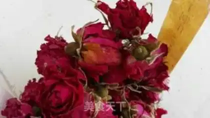 Make The beauty of roses and glue step 1