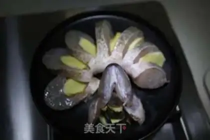 Make Rich peacocks open their fish step 10