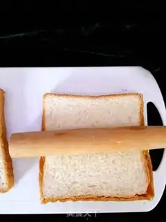 Make Toast flower step 1