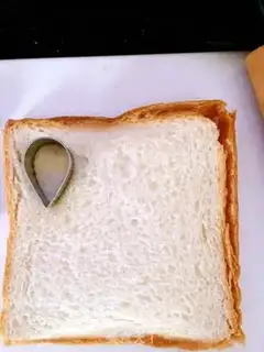 Make Toast flower step 3