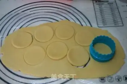 Make Christmas reindeer cookies step 9