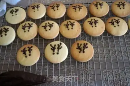 Make Christmas reindeer cookies step 12