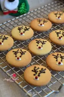 Make Christmas reindeer cookies step 15