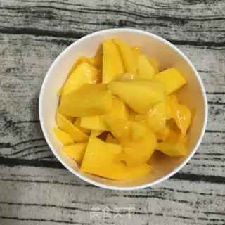 Make Mango milkshake step 0