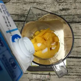 Make Mango milkshake step 2
