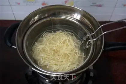 Make June sauce for noodles step 1