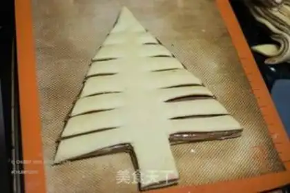 Make "Christmas tree twists and turns with a sauerkraut sauce." step 9