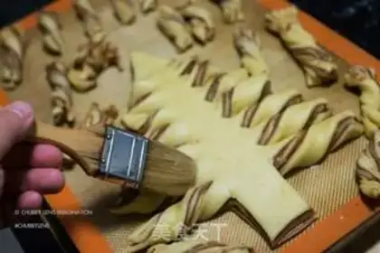 Make "Christmas tree twists and turns with a sauerkraut sauce." step 11