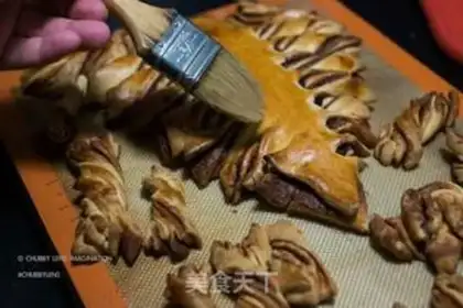 Make "Christmas tree twists and turns with a sauerkraut sauce." step 12