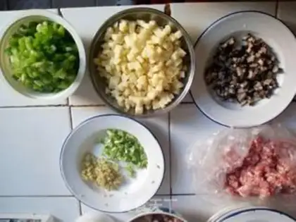 Make Pepper potato mushroom saloon noodles step 1