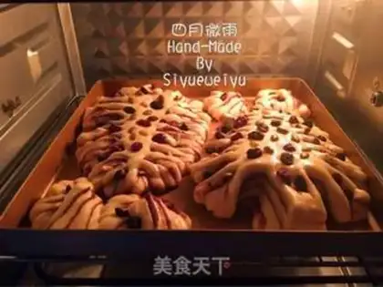 Make Christmas tree bean bread step 15